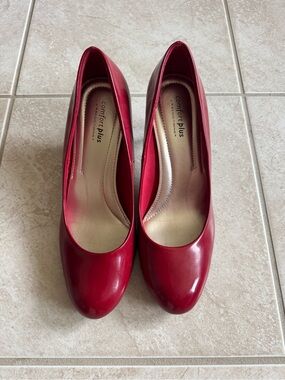 comfort plus by Predictions Red Women's Round-Toe Glossy Pumps